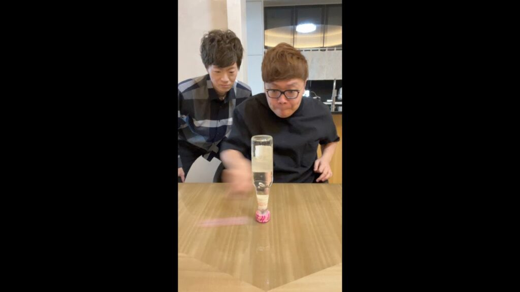 水をこぼしてはいけないコインだるま落とし (ヒカキン Ver.) #Shorts