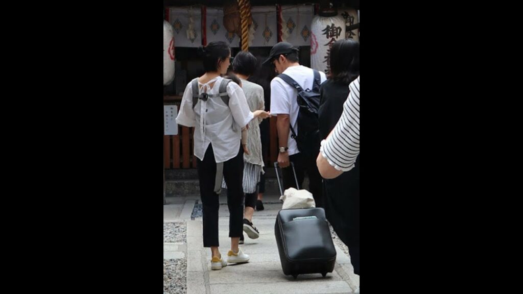 岡田准一と宮崎あおい　子連れで「金運神社」参拝姿