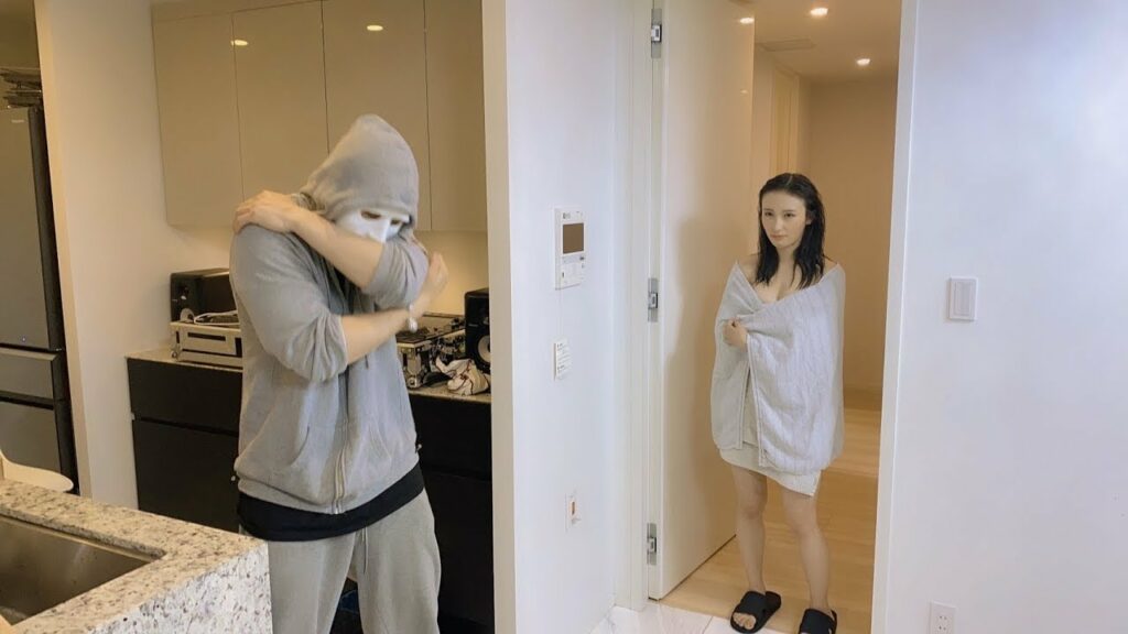 把在洗澡的美女愛真醬的內衣偷走！光著身子大飽眼福！？｜拉斐爾（中字）