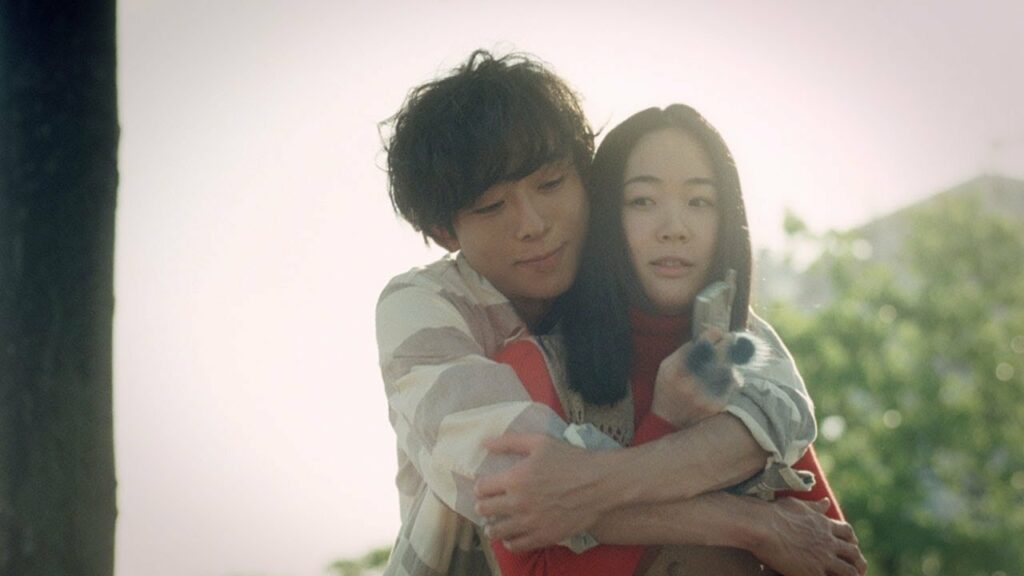 Mr.Childrenのデモ音源を使用 高橋一生、CMで黒木華にバックハグ NTTドコモ新TVCM「25年前の夏」(予告編) Mr.Childrenのデモ音源を使用 高橋一生、CMで黒木華にバックハグ NTTドコモ新TVCM「25年前の夏」(予告編)