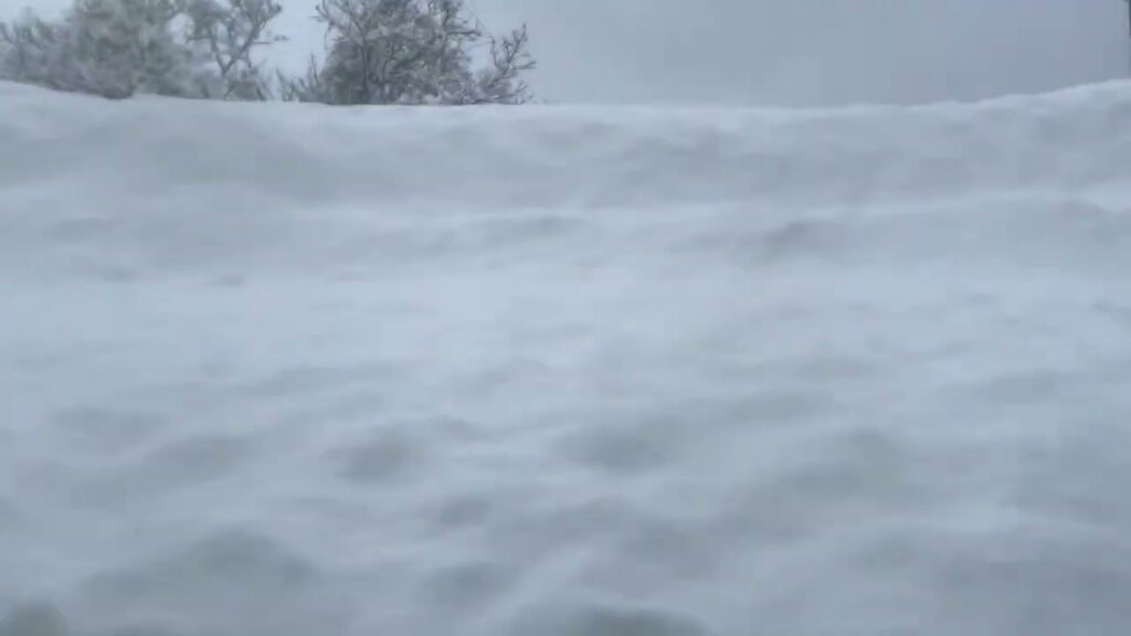段原一詞の続く雪の壁