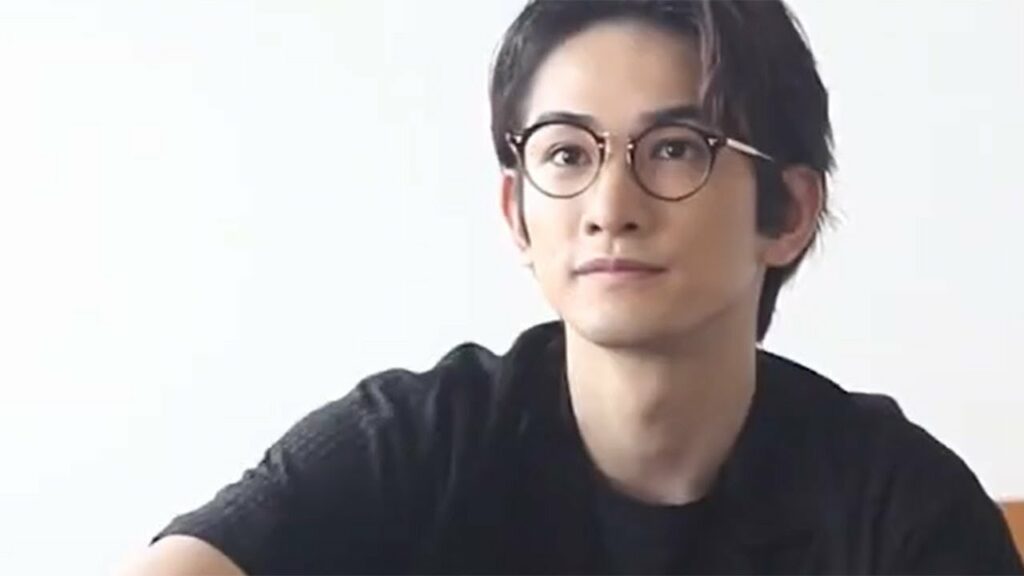 町田啓太、爽やかメガネ男子姿　オールホワイトコーデも　「GOODA」Vol.54メーキング公開