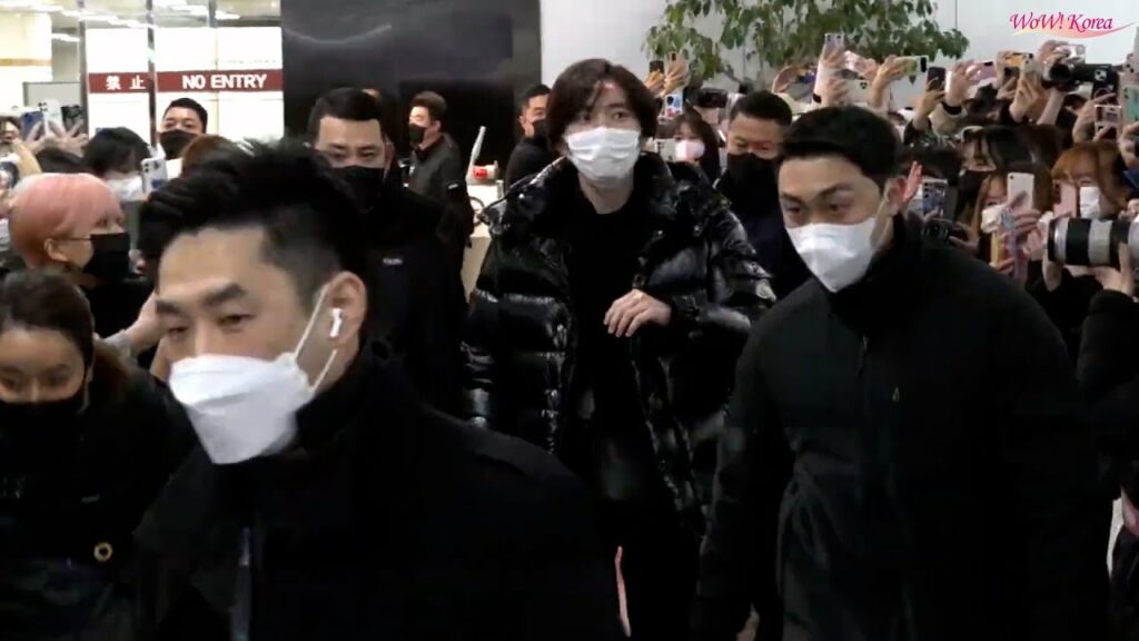 なにわ男子 道枝駿佑、数多くのファンの空港出迎えに驚いた表情で入国し、笑顔と手挨拶で応えた天上界王子様