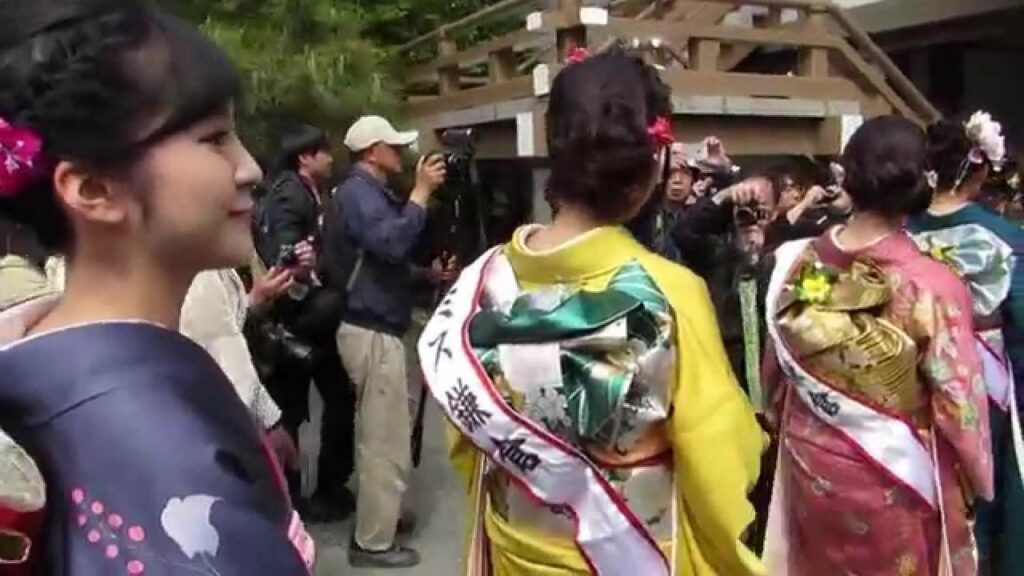 第57回鎌倉まつり　ミス鎌倉お披露めの帰り道（片田亜莉紗・石井奈緒・横山友梨香（ミス鎌倉2015）＆石井奏美・相原結菜・林美桜（ミス鎌倉2014））