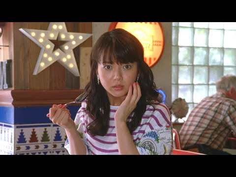 多部未華子、カフェでくつろぐも人形にからまれ驚き　NTN新CM「なんてなめらか NTN♯04 アメリカンカフェ」篇