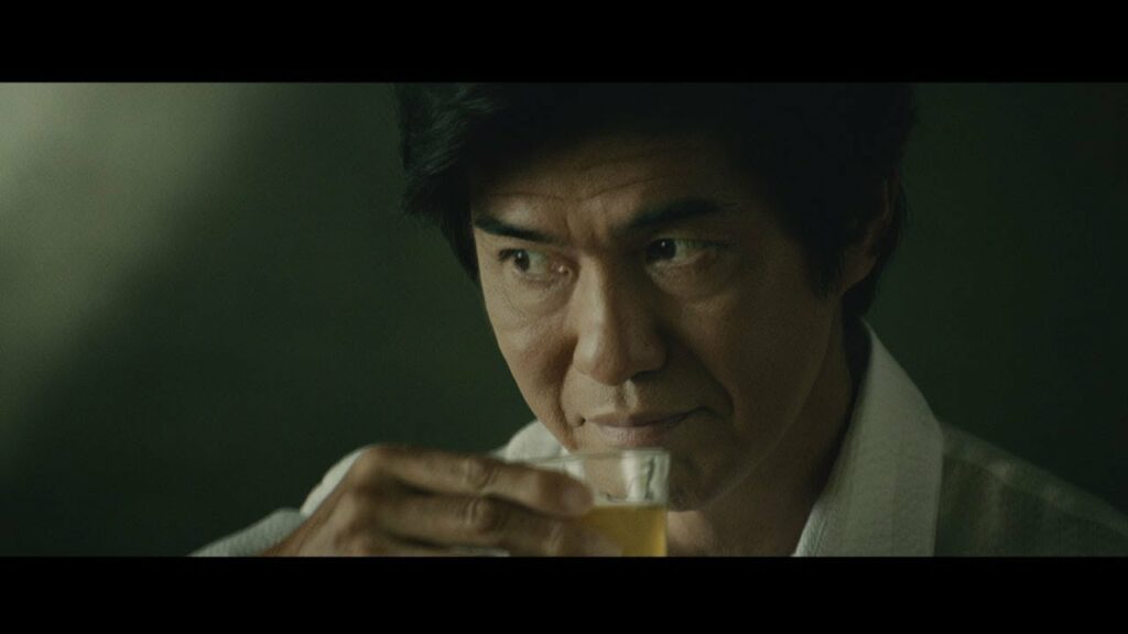 佐藤浩市、庭園を眺めながら緑茶を堪能　『綾鷹 特選茶』新CM「綾鷹 特選茶 急須に学んだ特保」篇