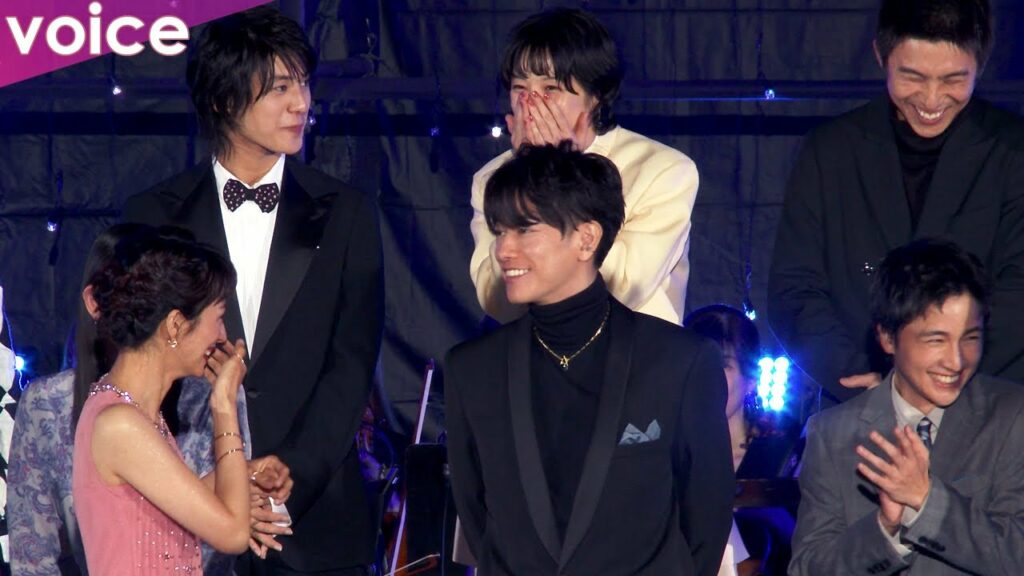 満島ひかりと夏帆がなにやら…舞台転換の光景