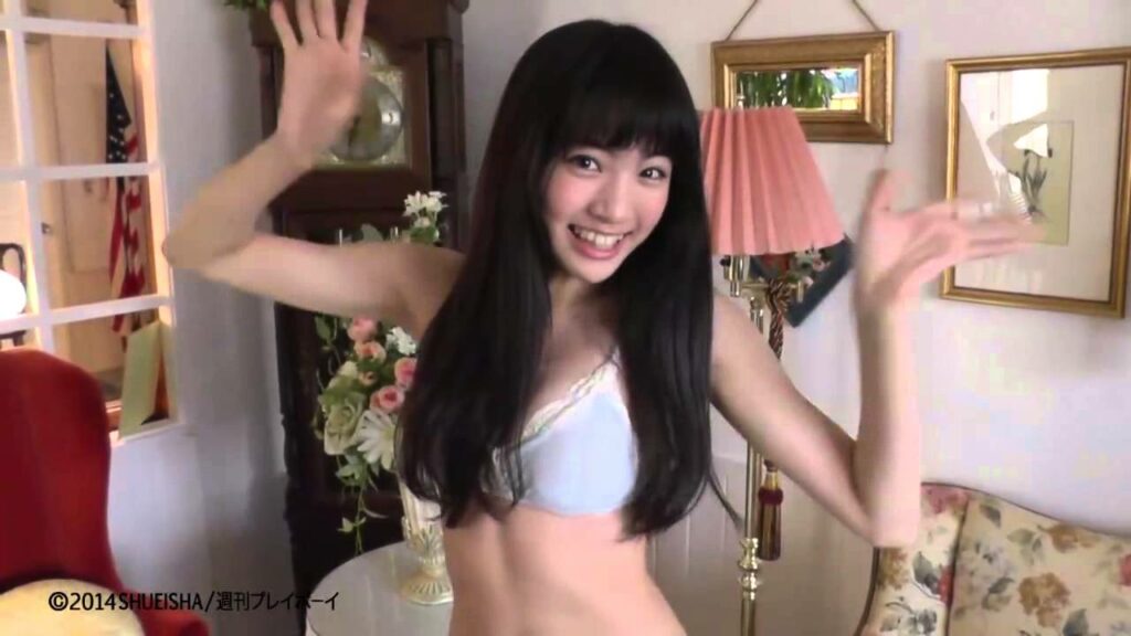 志田友美ファースト写真集『YUUMI』沖縄編～青い空と海、スマイル全開珍場面集～