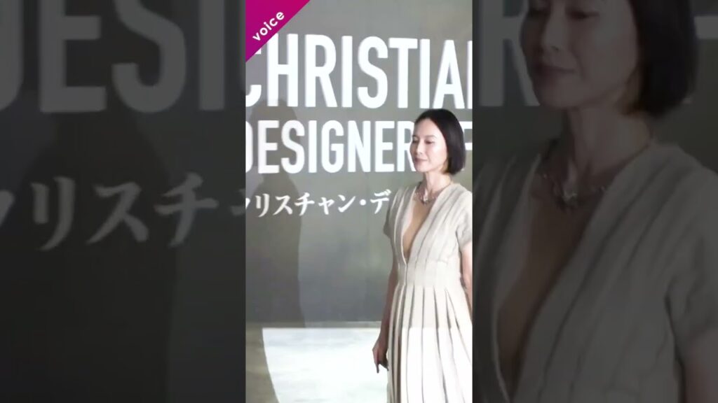 中谷美紀、胸元大胆ドレスでエレガントに