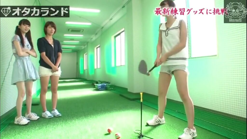 永尾まりや " 元AKB48 " ゴルフスイングの練習で・・隙間から