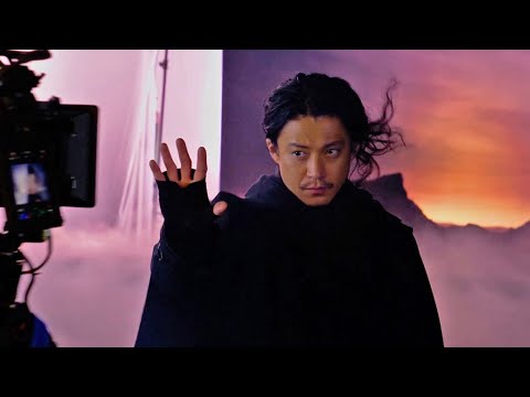 小栗旬「これが、リアルだ。」　黒のマント姿で“レグザの化身”に（CM レグザ ／小栗旬)