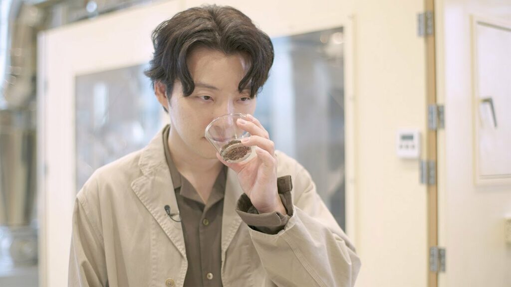 星野源、UCCの“裏側”に潜入！　ウェブ動画「UCC90周年特別ムービー」ダイジェスト編＆“ロースティング技術”の裏側潜入ツアー編