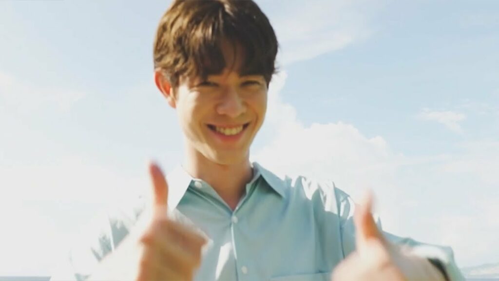 宮沢氷魚、撮影で超爽やか笑顔連発　沖縄の青空の下で飲むビールがおいしそう！　「オリオン ザ・ドラフト」新CM＆メーキング