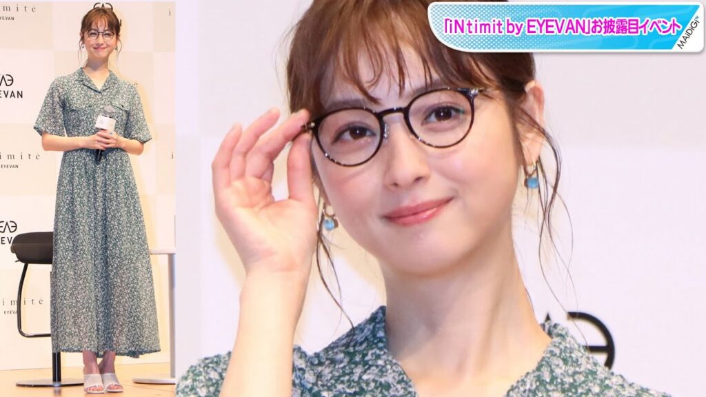 佐々木希、メガネをかけた大人のワンピースコーデ ウエーブヘアでフェミニンに 佐々木希、メガネをかけた大人のワンピースコーデ ウエーブヘアでフェミニンに