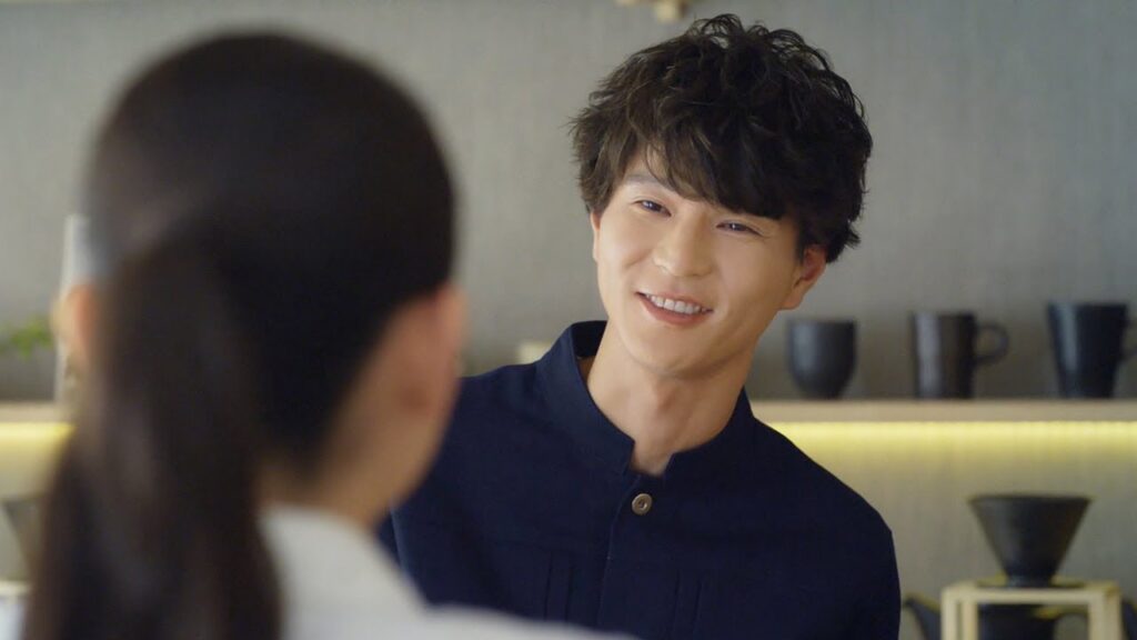 “イケメンマスター”モグライダー芝大輔、吉岡里帆に優しいほほ笑み　綾鷹カフェ新CM「新装開店」編