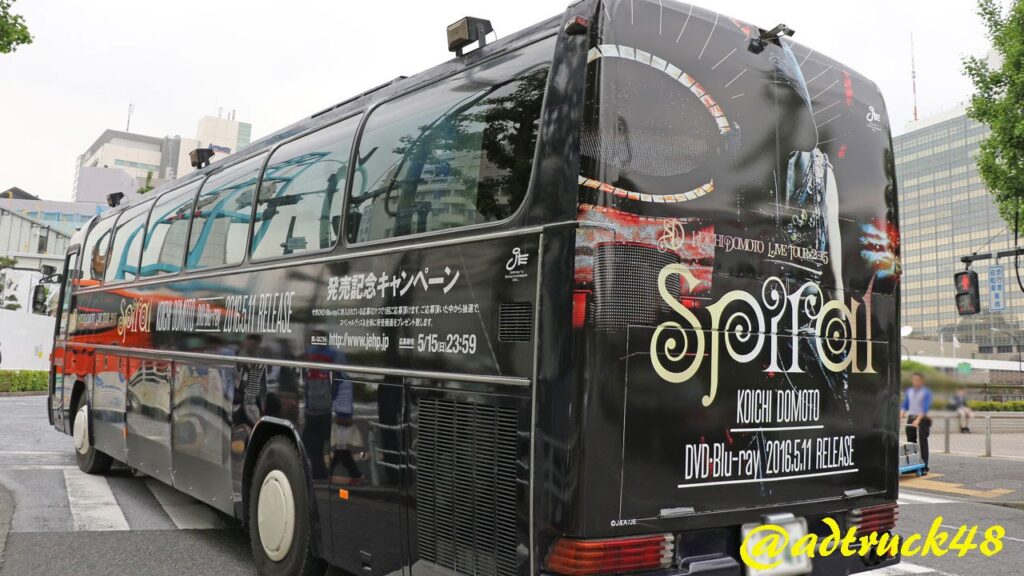 堂本 光一 LIVE DVD/Blu-ray "KOICHI DOMOTO LIVE TOUR 2015 Spiral" 映像が流れるモニター付きメルセデスベンツバス