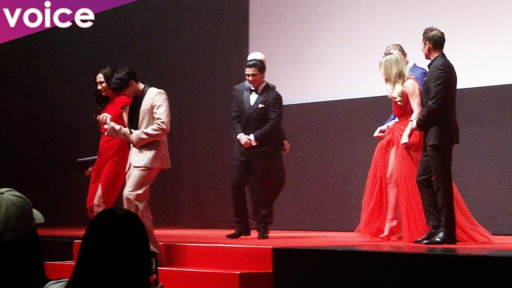 新田真剣佑、エスコート　ファンと自撮りも　ショーンらハリウッド俳優とレッドカーペット：『聖闘士星矢 The Beginning』ジャパンプレミア