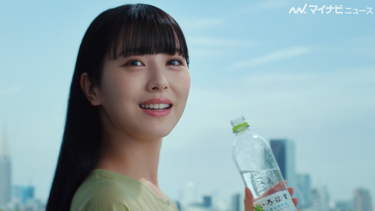 浜辺美波、ぱっつん前髪でフレッシュなイメージに！阿部寛と未来へのメッセージを語りかけるコカ・コーラ「い･ろ･は･す」新CM公開 - MAGMOE