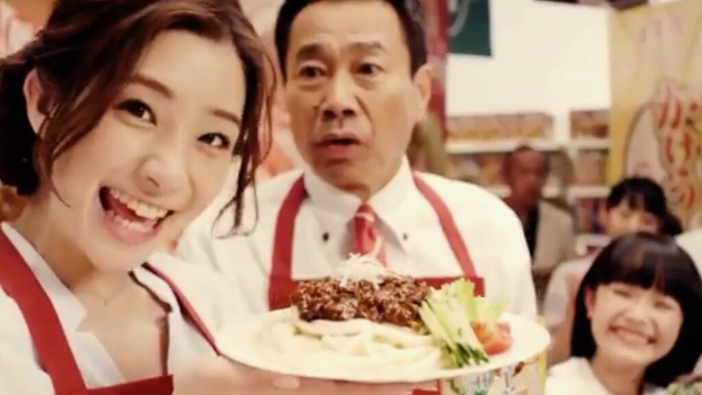 三宅裕司、足立梨花、豊嶋花出演CM／丸美屋「かけうま麺用ソース」