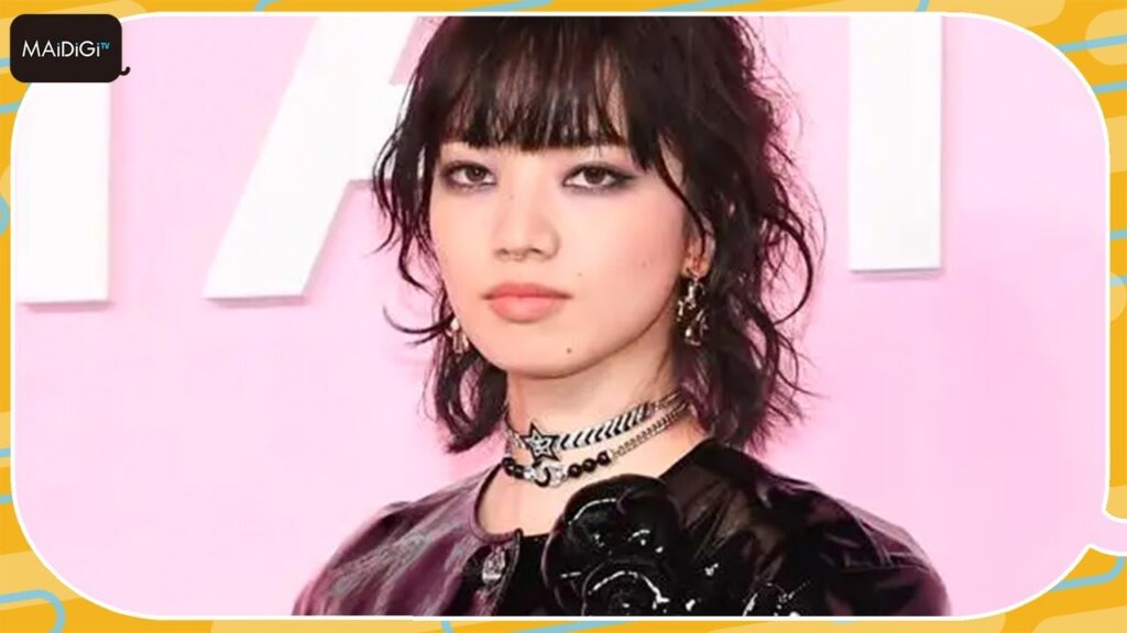 小松菜奈、鼻ピアス＆クールなシャネルコーデで登場