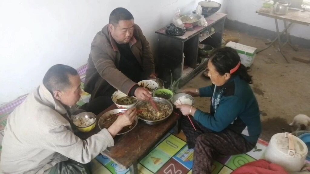 這一家人和和睦睦在一起吃飯，寶子吃完就下炕了，老兩口邊吃邊聊