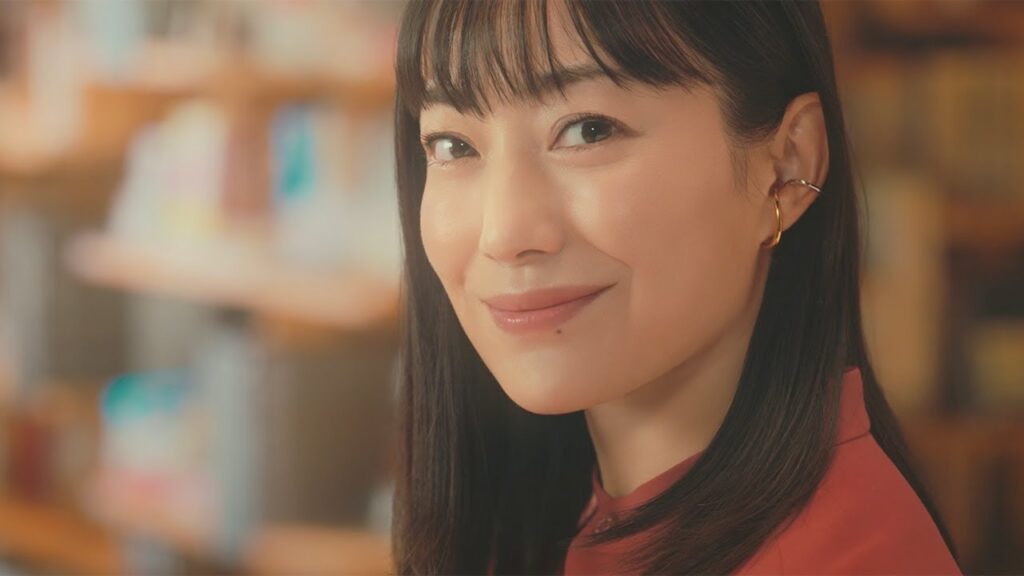 菅野美穂、巨大図書館の司書に　来館者の未来見守る　朝日生命「あんしん介護」新CM「人生は一冊の本」編