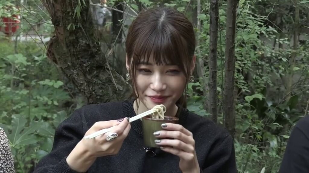 Da-iCE工藤&和田が写真部員と深大寺で参道グルメに舌鼓！めるること生見愛瑠が食レポで転倒！？