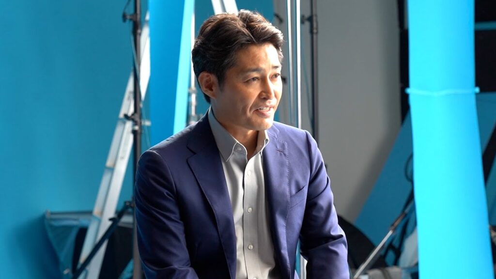 安田顕、スーツ姿で流ちょうな英語を披露！？スタッフからのベタ褒めに「もっと言ってください！」　スヴェンソンメンズ新CM「サブスク増髪」篇