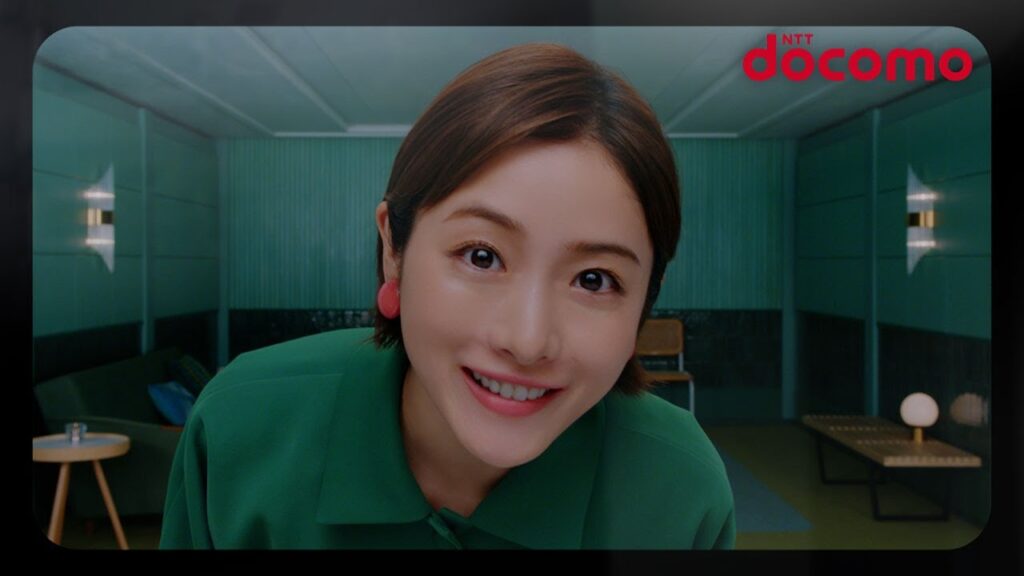 石原さとみ、スマホの中の人に!?　明るい笑顔が印象的　ドコモ「irumo」新CM「スマホを身近に」編