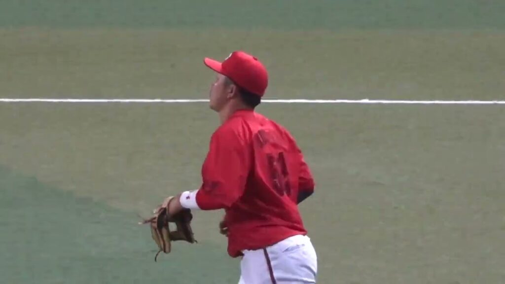 小園海斗見事な背走キャッチを披露する。　2023年7月8日菊池 涼介 野間 峻祥 秋山 翔吾  西川 龍馬 デビッドソン 田中 広輔 堂林 翔太