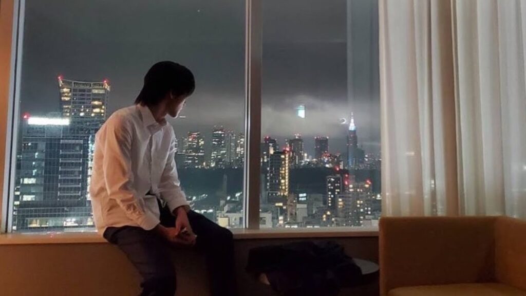 Snow Man・目黒蓮、アンニュイな横顔がたまらない!「トリリオンゲーム」夜景を眺めるハルにドキドキ Snow Man・目黒蓮、アンニュイな横顔がたまらない!「トリリオンゲーム」夜景を眺めるハルにドキドキ