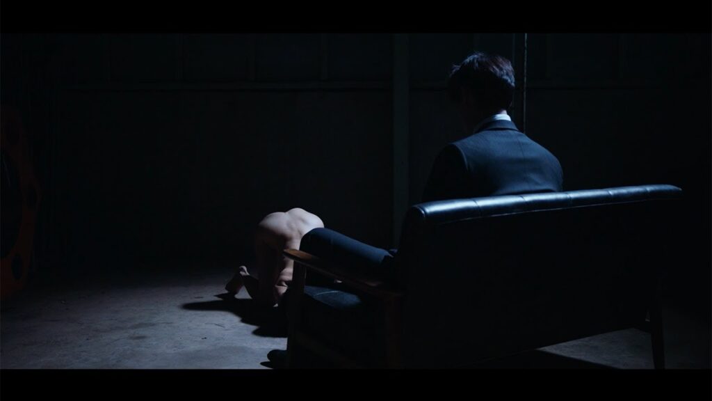 松本まりか、全裸で身を伏せ…　福士蒼汰と危険な関係に　映画「湖の女たち」超特報