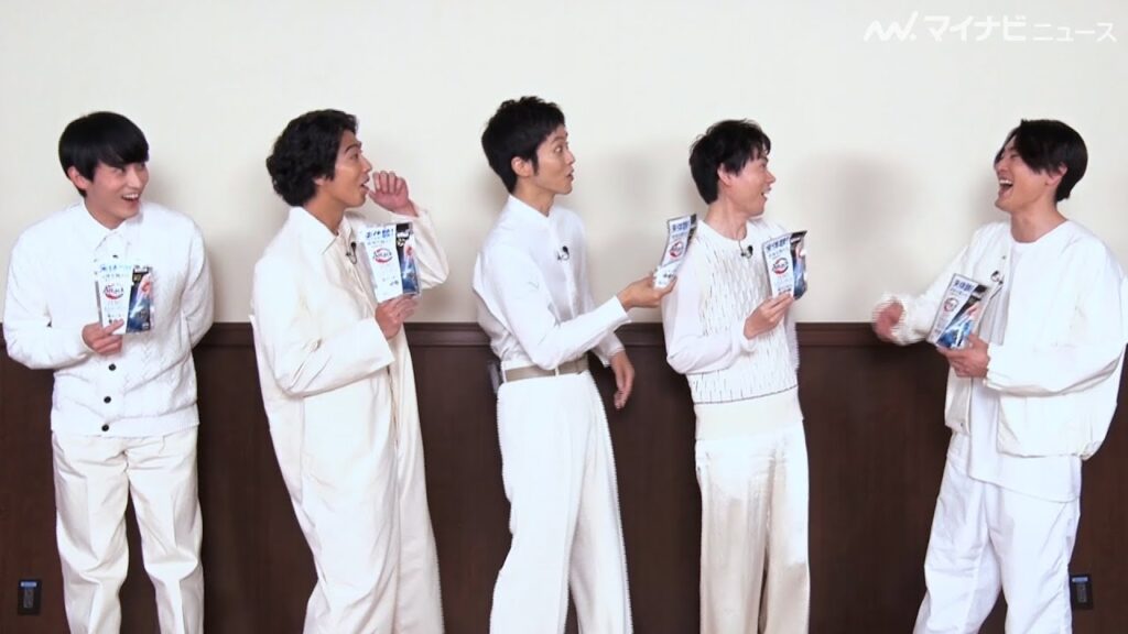 “ヘアバンドなし”間宮祥太朗に「いつもより顔濃い」とツッコミで爆笑！俳優陣の 「キュッキュッキュ」の大合唱も注目　「花王」新CMメイキング＆インタビュー公開