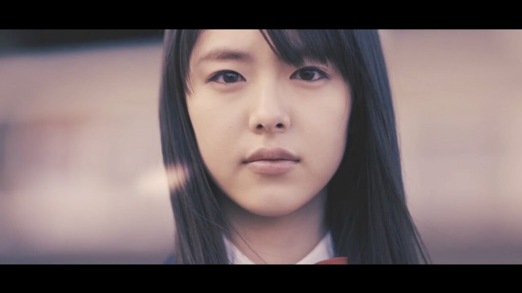 唐田えりか、制服姿でサッカーボール蹴りあげる　JAL企業広告「3月の校庭」篇