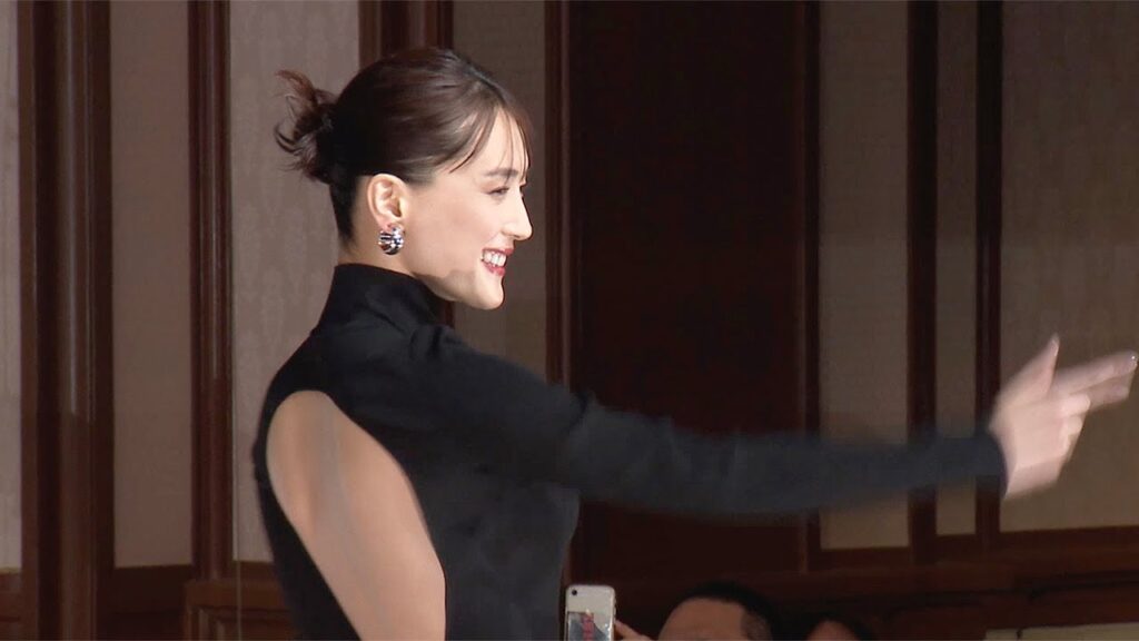 綾瀬はるか、大胆衣装で“狙いうち”　「リボルバー・リリー」×「新しい学校のリーダーズ」はみ出しコラボ！