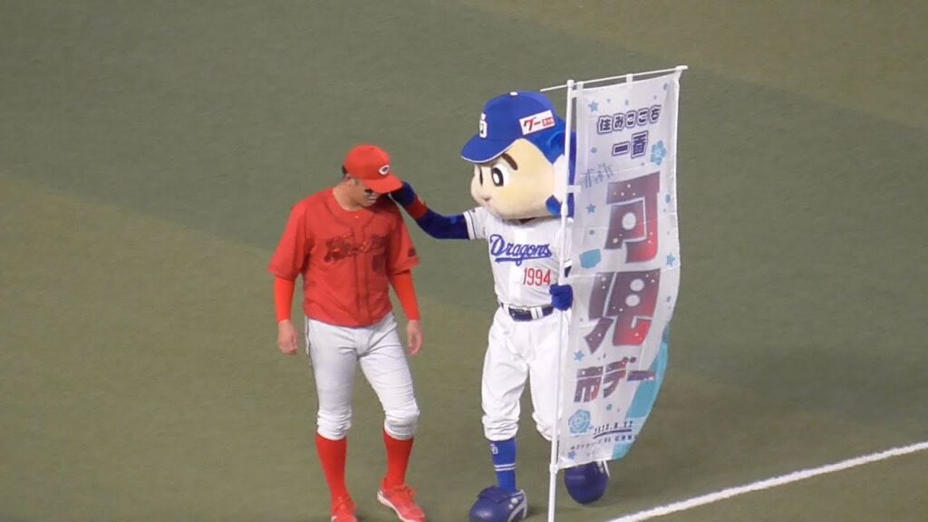 ドアラ　小園海斗、菊池涼介と大の仲良し！　試合前のコミュニケーションタイム　中日ドラゴンズVS広島東洋カープ　2023.8.12