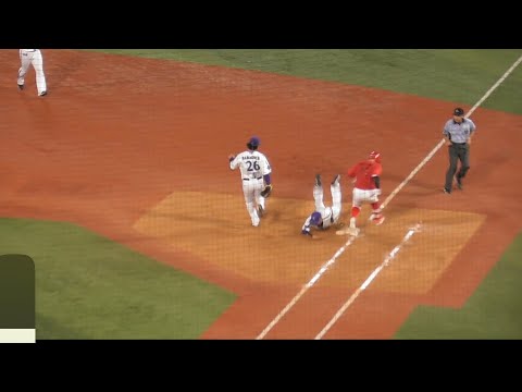 広島東洋カープ 5回表 小園海斗 ファーストゴロ ソトと競走 アウトの瞬間