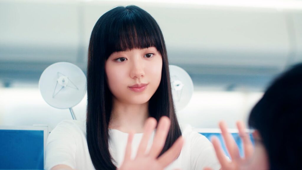 芦田愛菜、清楚で美し過ぎる“人工衛星”の化身に！？　「スカパージェイサッ子」CMシリーズ「飛行機篇」＆メイキング