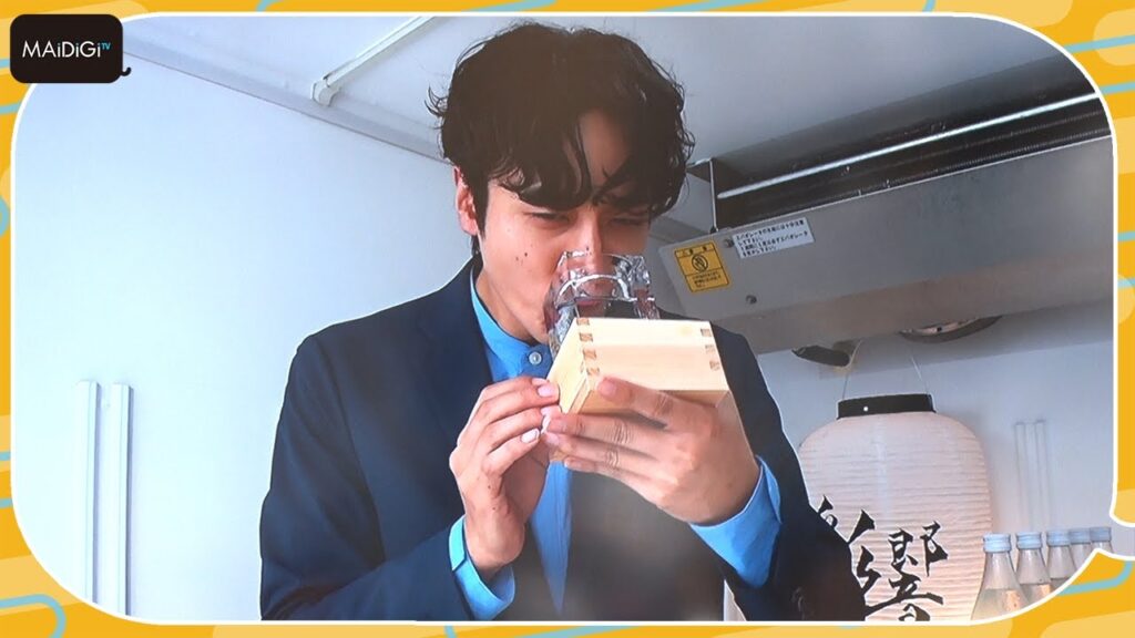 小関裕太、冷凍コンテナ内＆氷のグラスで焼酎ごくり　爽やかに「おいしい」連発！　本格焼酎「彩響」ポップアップイベント