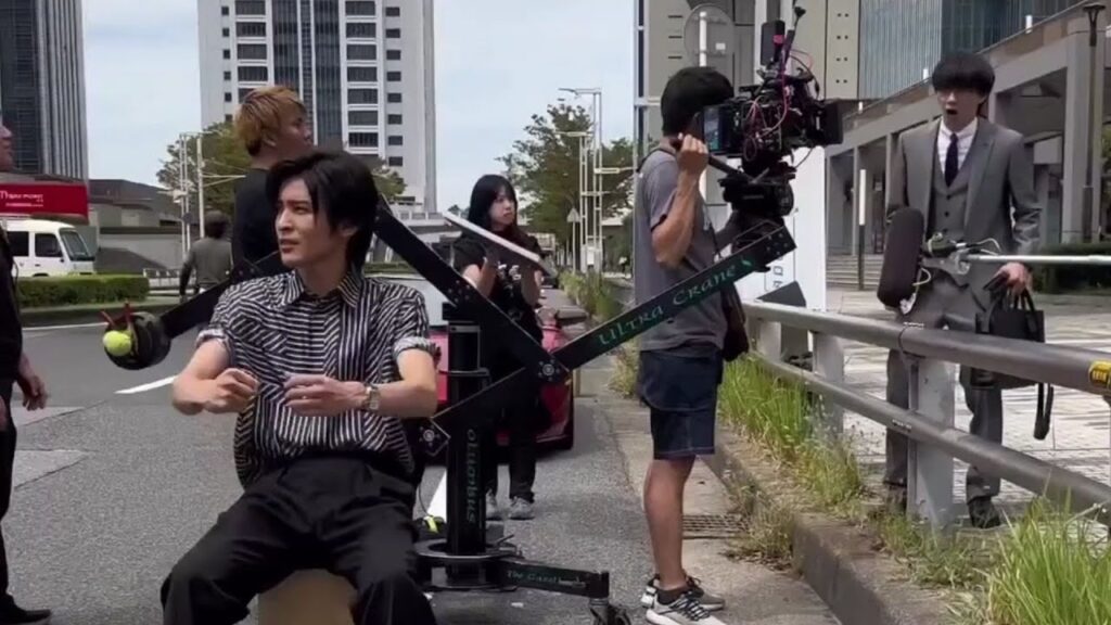 目黒蓮が木箱カーでドライブするお茶目なメイキング映像が到着「木箱の運転かわいい」