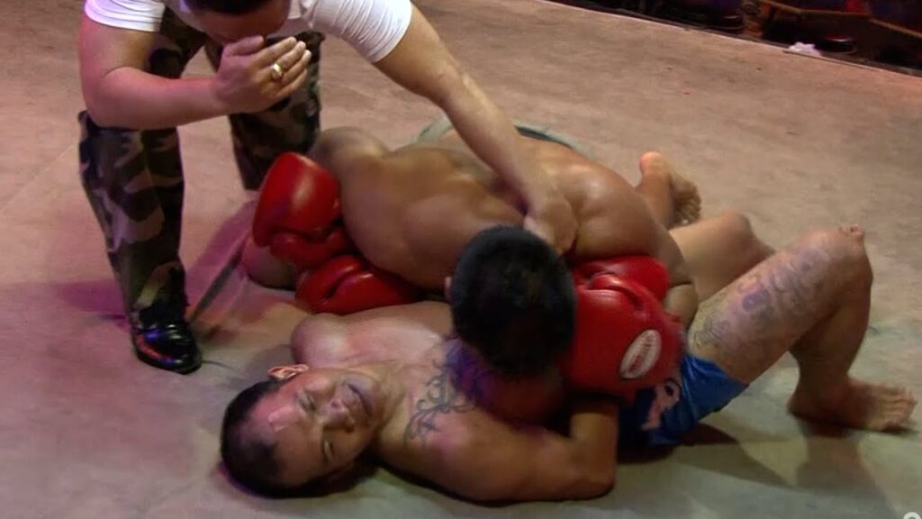 【放送事故!?】ガチンコ対決中に格闘家がまさかの行動！小池栄子の夫・坂田がいかがわしい歓楽街で本気バトル！│『BAZOOKA!!!』アベマで伝説回を無料公開中！