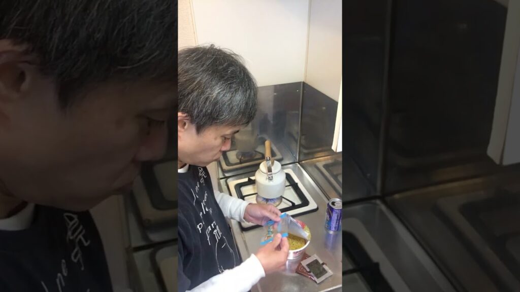 【モノマネ】ラーメンの準備をする滝川クリステル #shorts 【モノマネ】ラーメンの準備をする滝川クリステル #shorts