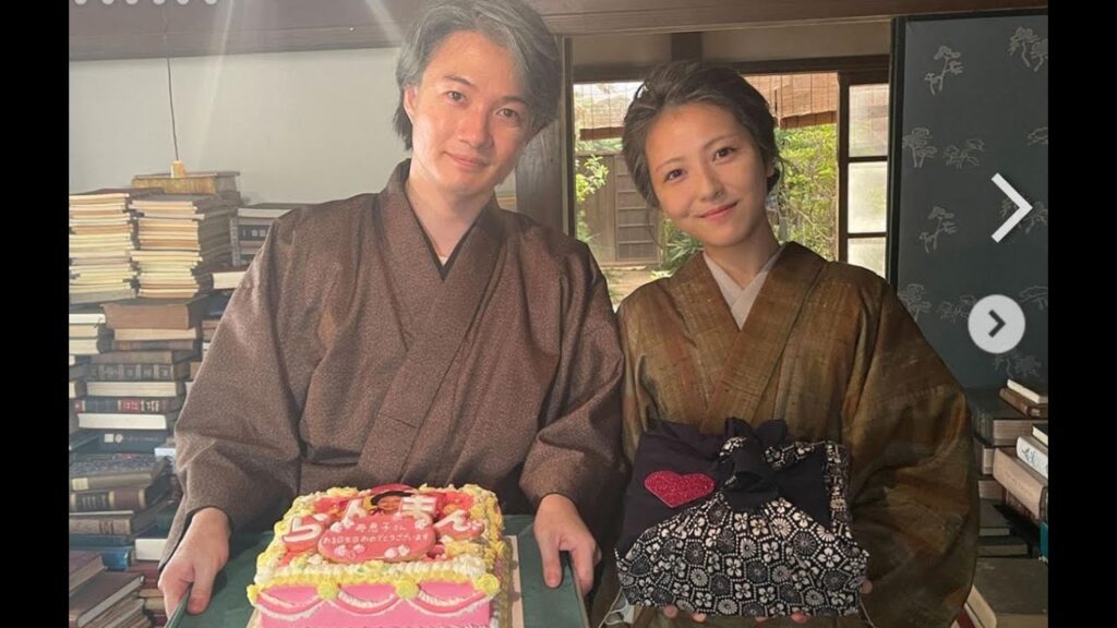 最終回のNHK朝ドラ「らんまん」最終週撮影時に浜辺美波の誕生日をお祝いしていた