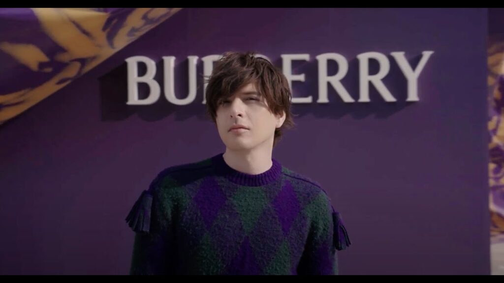 【城田優】新たな「バーバリー」をまとい、韓国・聖水の“Burberry Streets”でシューティング｜FASHIONSNAP
