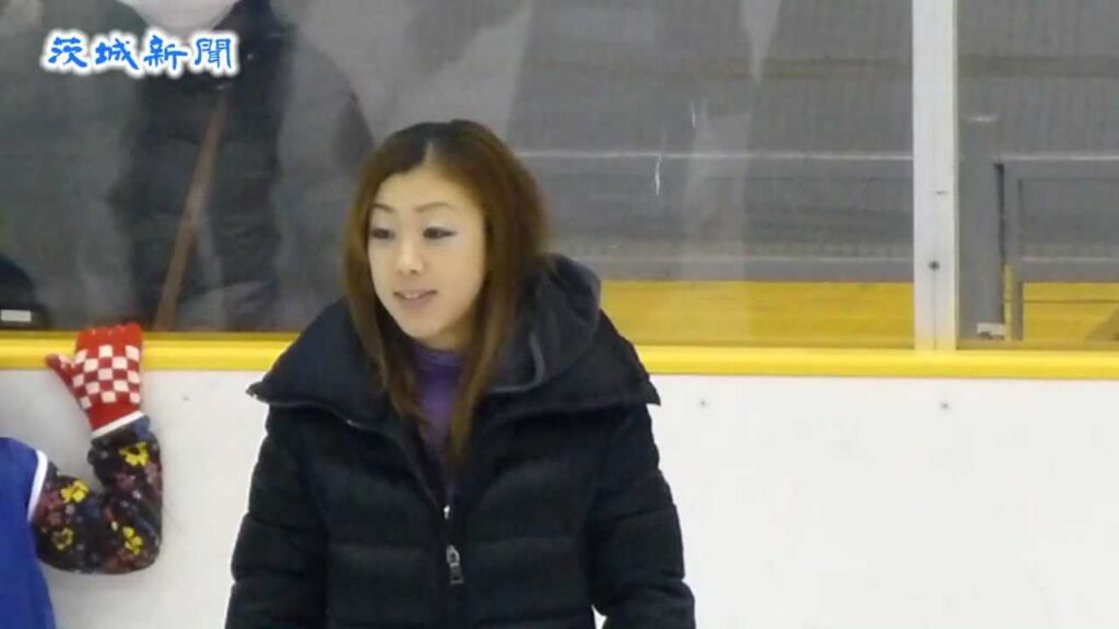 村主章枝さん　子どもたちと一緒にスケート