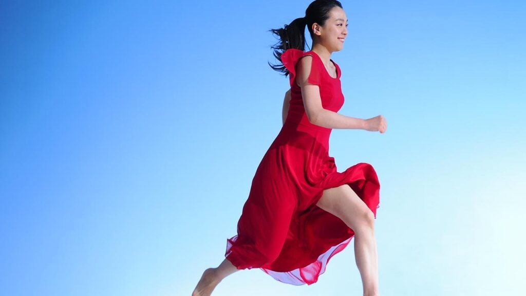 浅田真央、スリット入りドレスで美脚披露　大階段を軽やかに駆け上がる！　「ひざサポートコラーゲン」新CM「浅田真央×永久階段」編