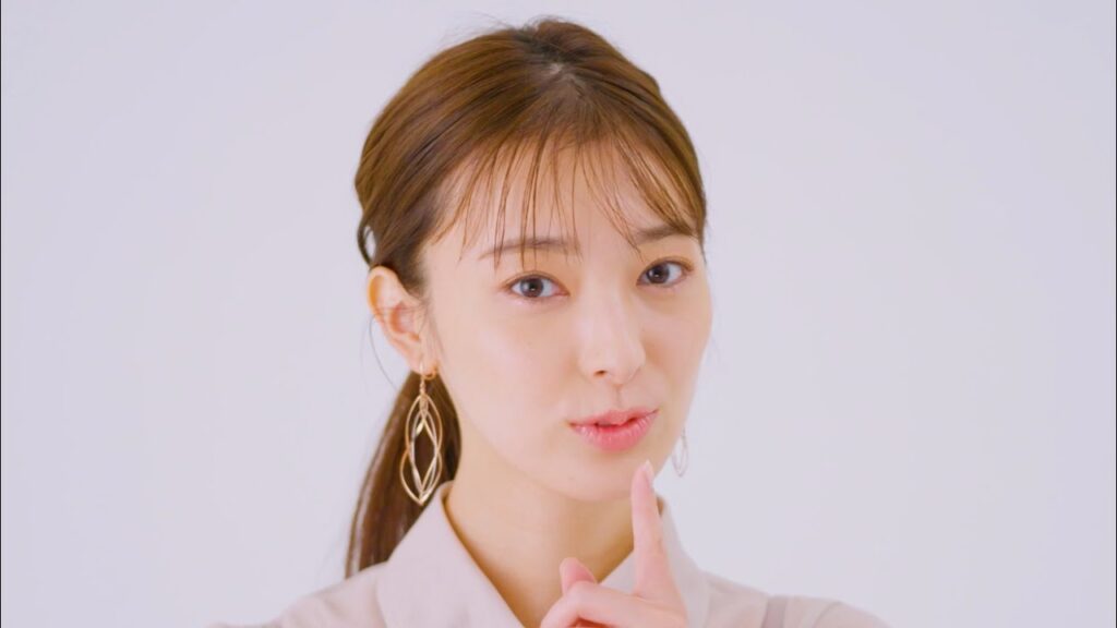 【Beauty Moment】（本編）宮本茉由さんが、マキアージュから新たに誕生したドラマティックエッセンスルージュを堪能！