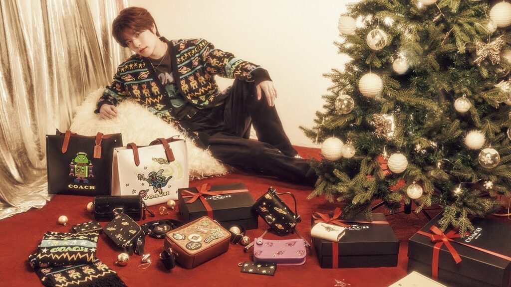 Stray Kids Seungminが贈るCOACHと過ごすハッピーホリデー