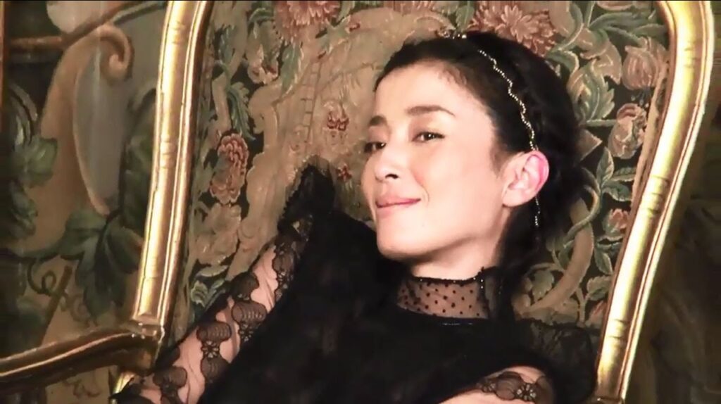 宮沢りえが着るヴァレンティノ オートクチュール。撮影のメイキングを公開！｜ハーパーズ バザー（Harper's BAZAAR）公式