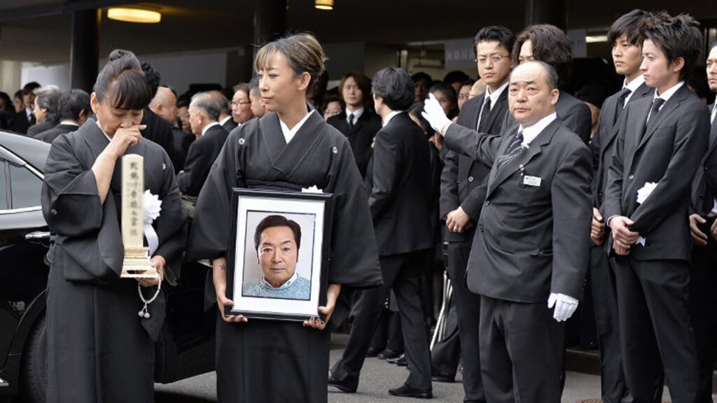 涙と音楽とともに…今日、友人たちは何千もの悲しみを抱えて俳優の葵輝彦に別れを告げた